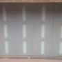 Portón Panel con vidrio central