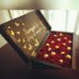 baul con rosas y chocolates