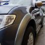 Trabajo realizado:
✓ Pintura exterior de la camioneta con hidratación de tapicería.
✓ Desmonte de piezas (platón, stops, unidades, manijas, boceles exteriores, espejos, lame
vidrios, extensiones delanteras y traseras).
✓ Corrección de láminas carrocería.
Caracterizándonos por un acabado brillo espejo, esto es debido a que se trabajó con
materiales originales.