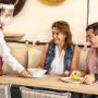 Nuestros visitantes están disfrutando de los momentos más agradables de la comida en nuestro restaurante.