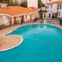 Imagen de unas de nuestras piscinas las cual reconfortan en una tarde de sol impresiónate y más si estas en compañía de tu familia.