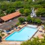 Foto panorámica de nuestra piscina la cual podrás disfrutar cuando nos visites