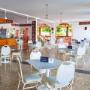 La zona de restaurantes con un gran espacio e iluminación que disfrutaras en cada comida.