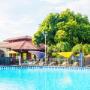 Panorama de piscina en una tarde soleada en nuestro hotel que podrás disfrutar.