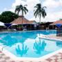 Panorámica de nuestra piscina que podrás disfrutar con toda tu familia en nuestro hotel.