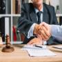 Abogado especialista en derecho comercial.