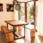El espacio del comedor es diseñado de forma natural dando ese toco que tranquilidad y unión con la naturaleza.