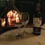 Nada mejor que una chimenea en buena compañía de un vino tinto para mejorar la noche