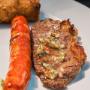 Que mejor que una porción de carne acompañada de un chorizo asado con un delicioso chimichurri.