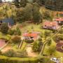 Foto aérea de los espacios que componen los alrededores de nuestras cabañas en un espacio natural.