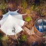 Foto aérea de como está conformado el espacio de un Glamping entre la naturaleza