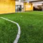 Comparte con tu familia o parche de amigos en un espacio versátil que se convierte en cancha de fútbol 4, fútbol tenis entre otros.