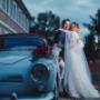 Pareja de novios en carro
