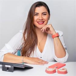 DENTISTERÍA DIGITAL - ORTODONCIA INVISIBLE - INVISALIGN - SMARTEE