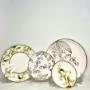 Elegante vajilla de porcelana blanca adornada