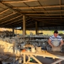 Artesano y fundador trabajando en el taller del Chircal de Terracota